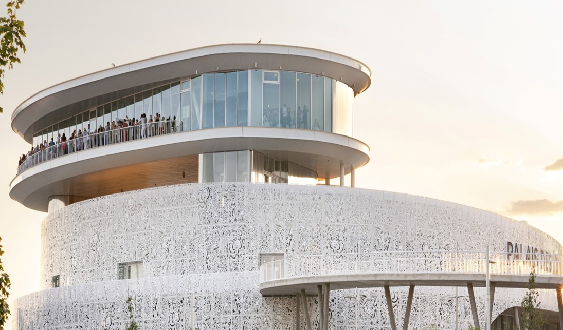 Détail de l’architecture contemporaine du bâtiment.