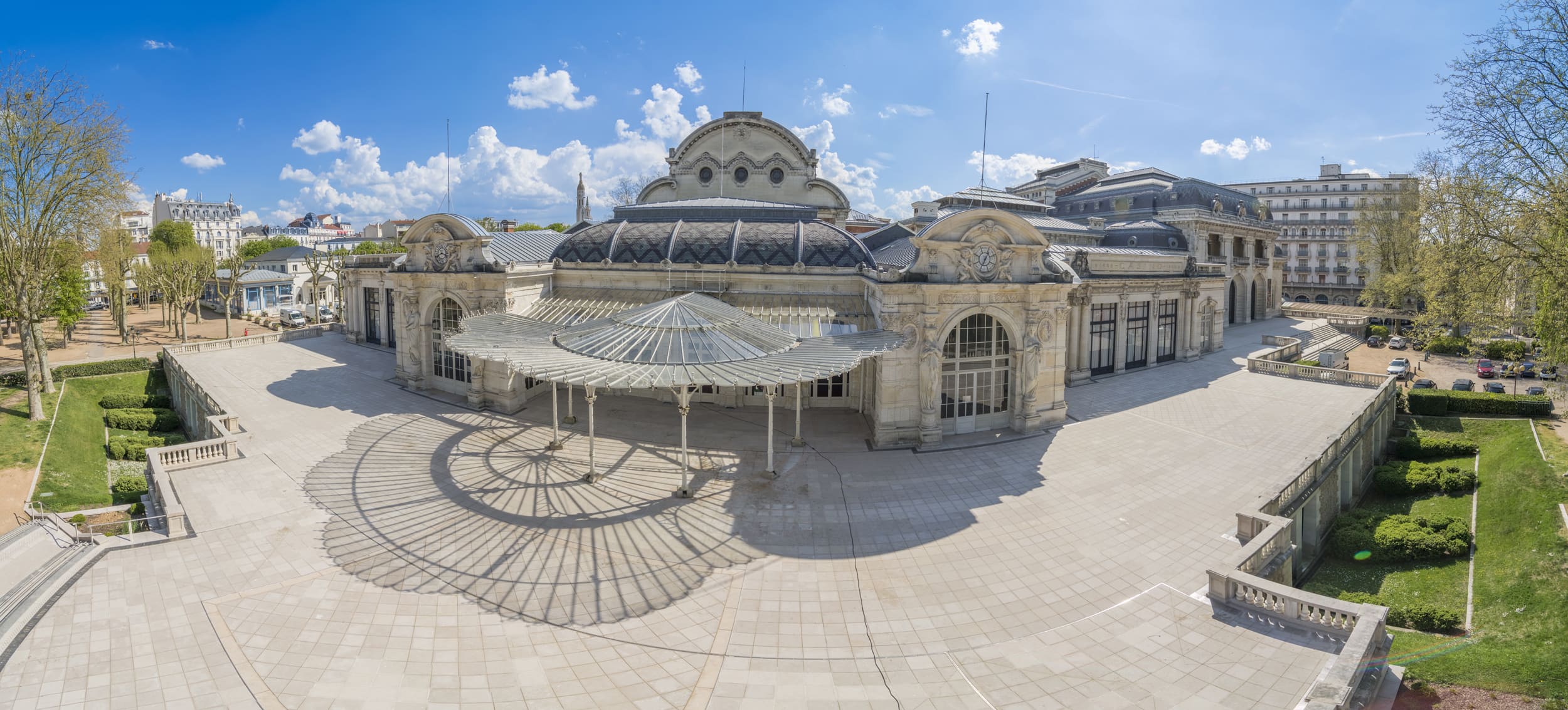 Façade du Palais des Congrès de Vichy sous un ciel bleu