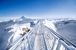 Une passerelle vertigineuse offrant un panorama grandiose sur les sommets suisses