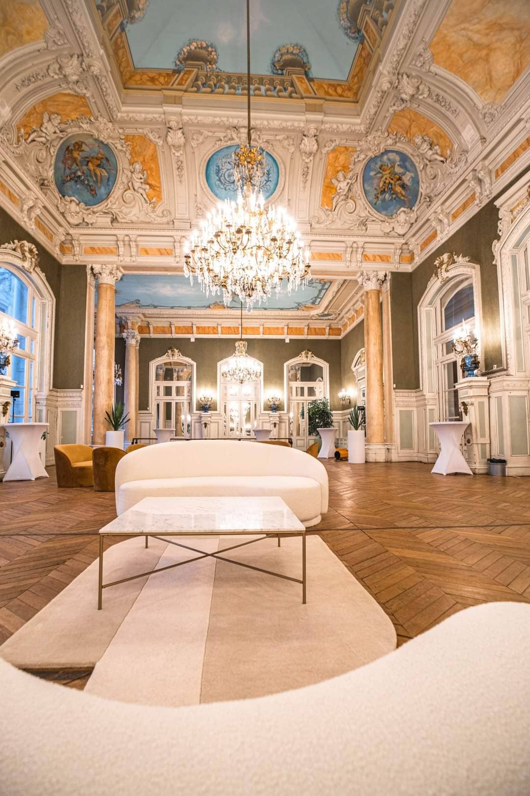 Salon décoré du Palais des Congrès de Vichy avec fresques et lustre