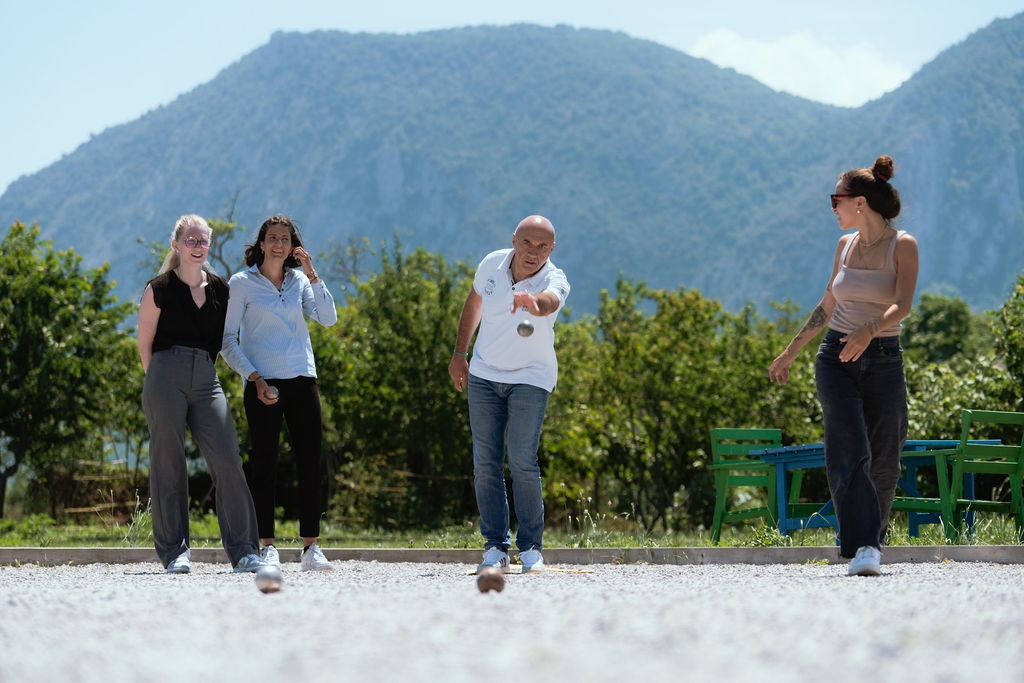 Une partie de pétanque entre collaborateurs.
