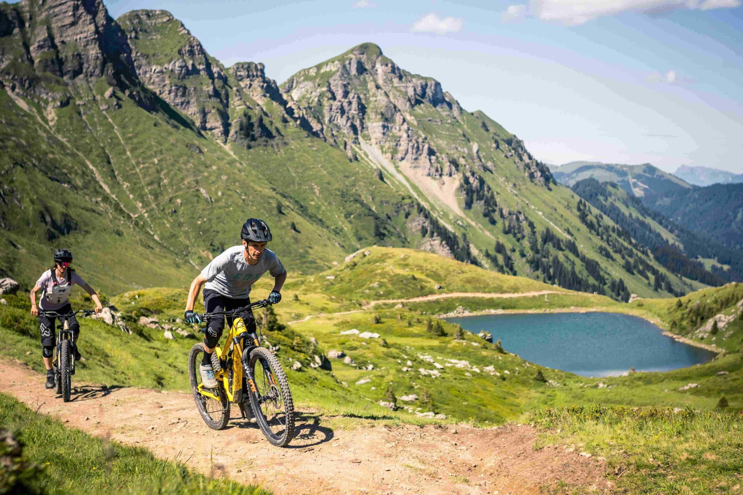 Cycliste sur les sentiers de montagne à Avoriaz