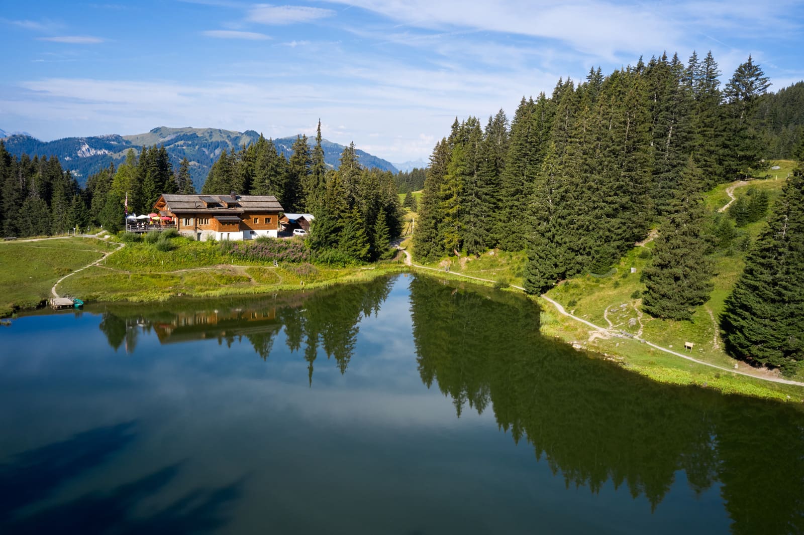 Étang de montagne entouré de sapins à Villars