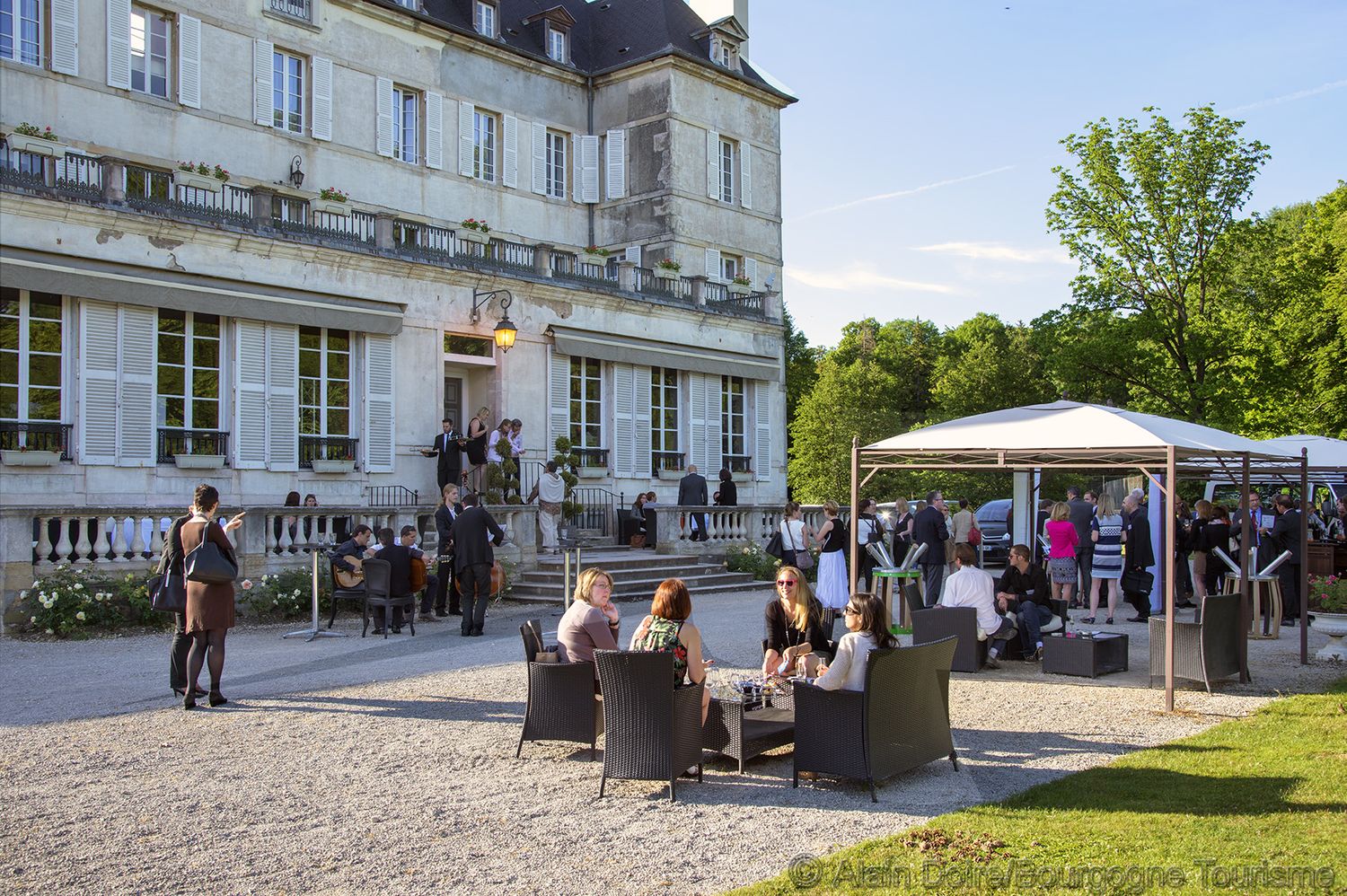 Réunion en extérieur sur la terrasse d’un château en Bourgogne