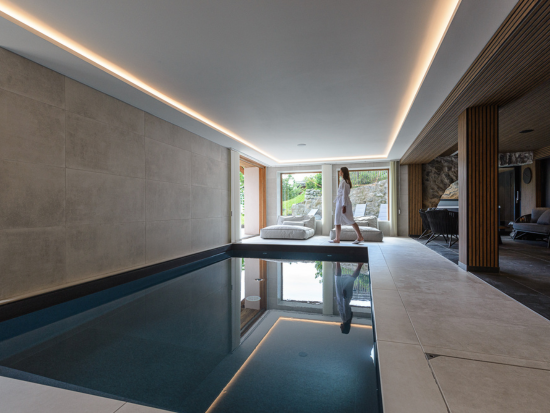 Piscine intérieure moderne dans une villa de standing