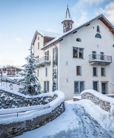 Bâtiment historique sous la neige à Megève