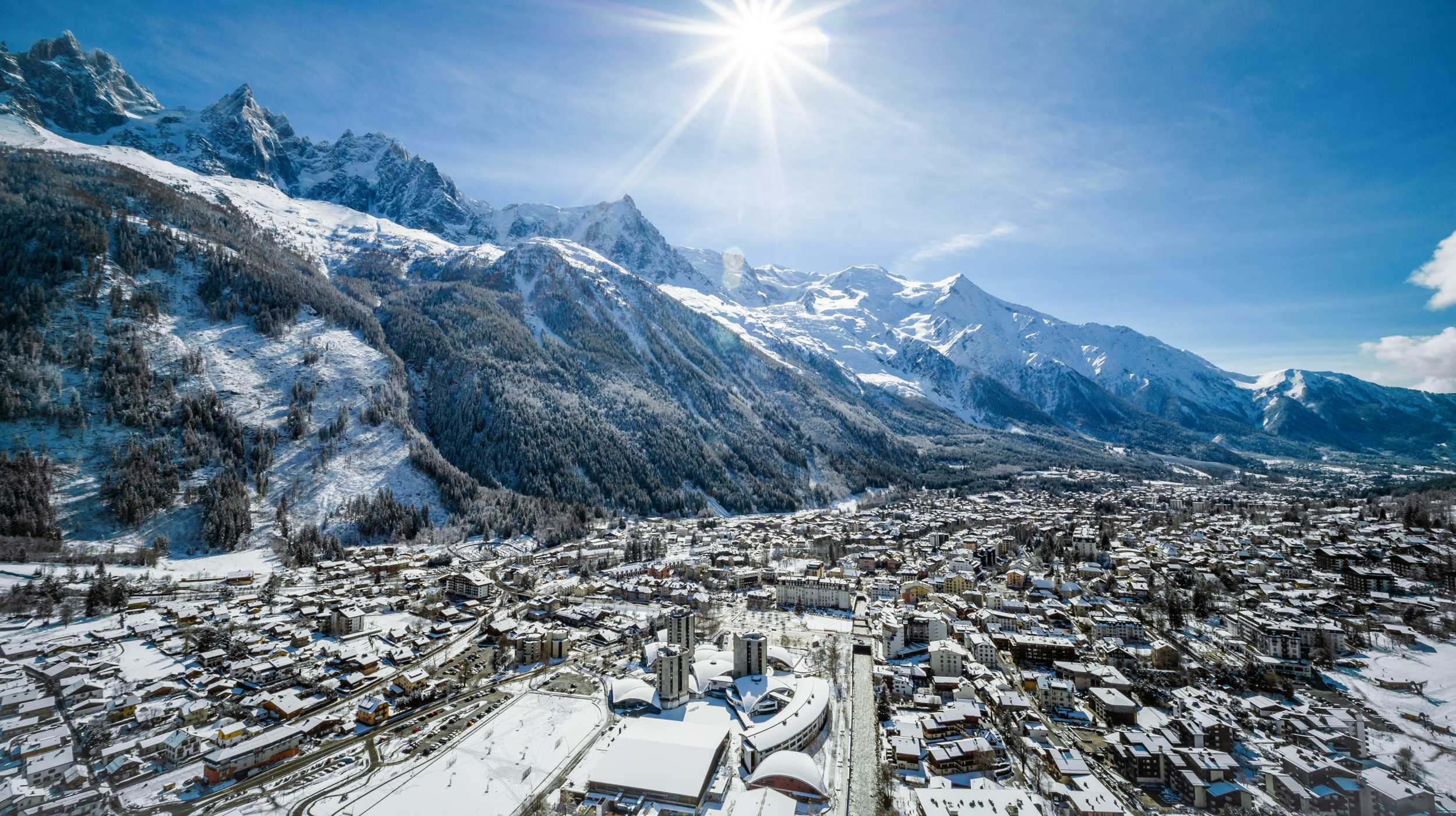 Vue aérienne de Chamonix-Mont-Blanc enneigée pour séminaire à la montagne