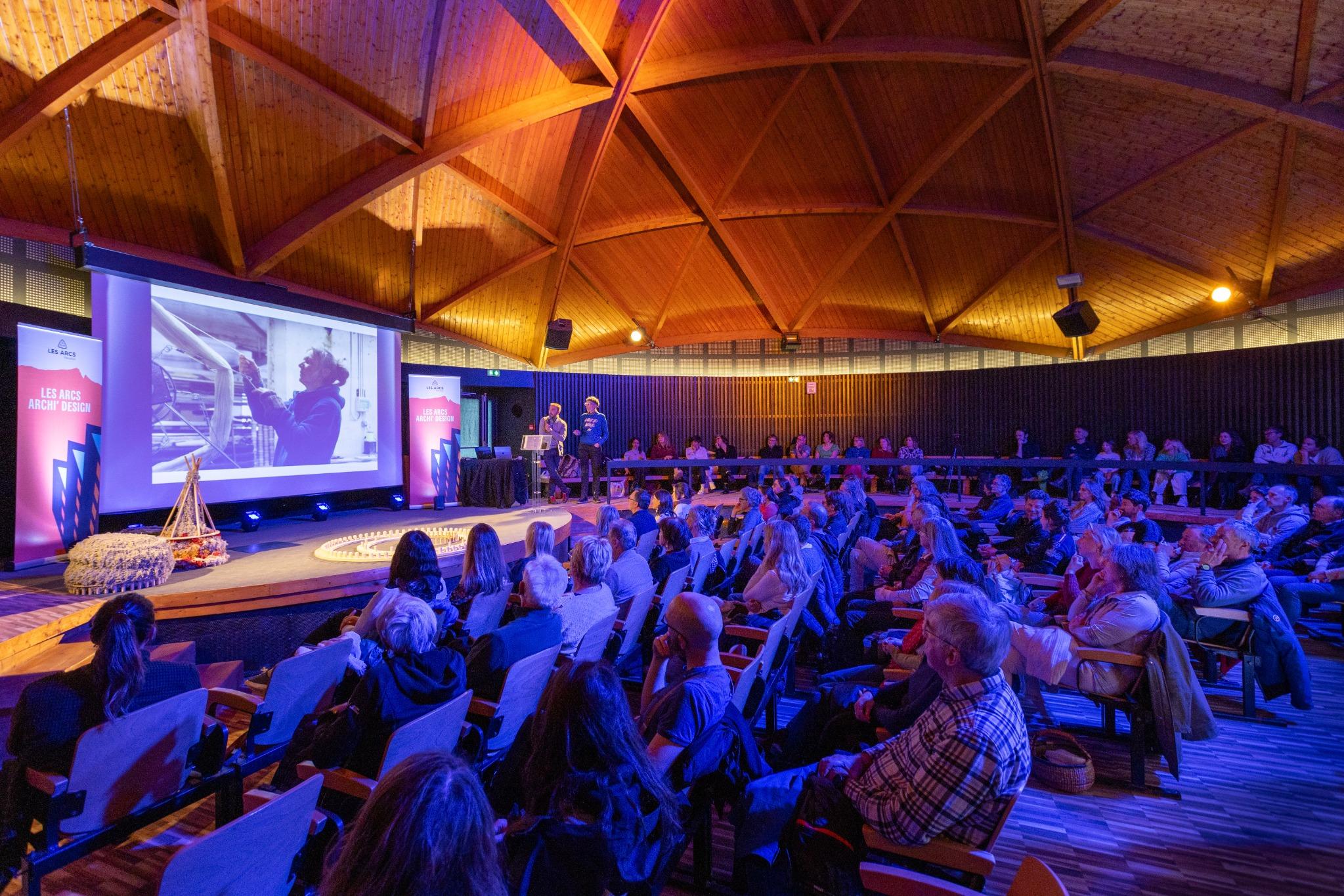 Salle plénière équipée pour conférence aux Arcs
