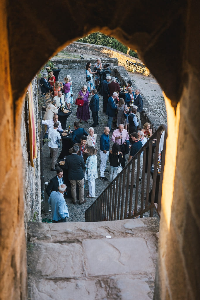 Groupe de visiteurs dans un passage en pierre avec escalier