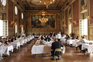 Participants dans une grande halle pour un salon professionnel