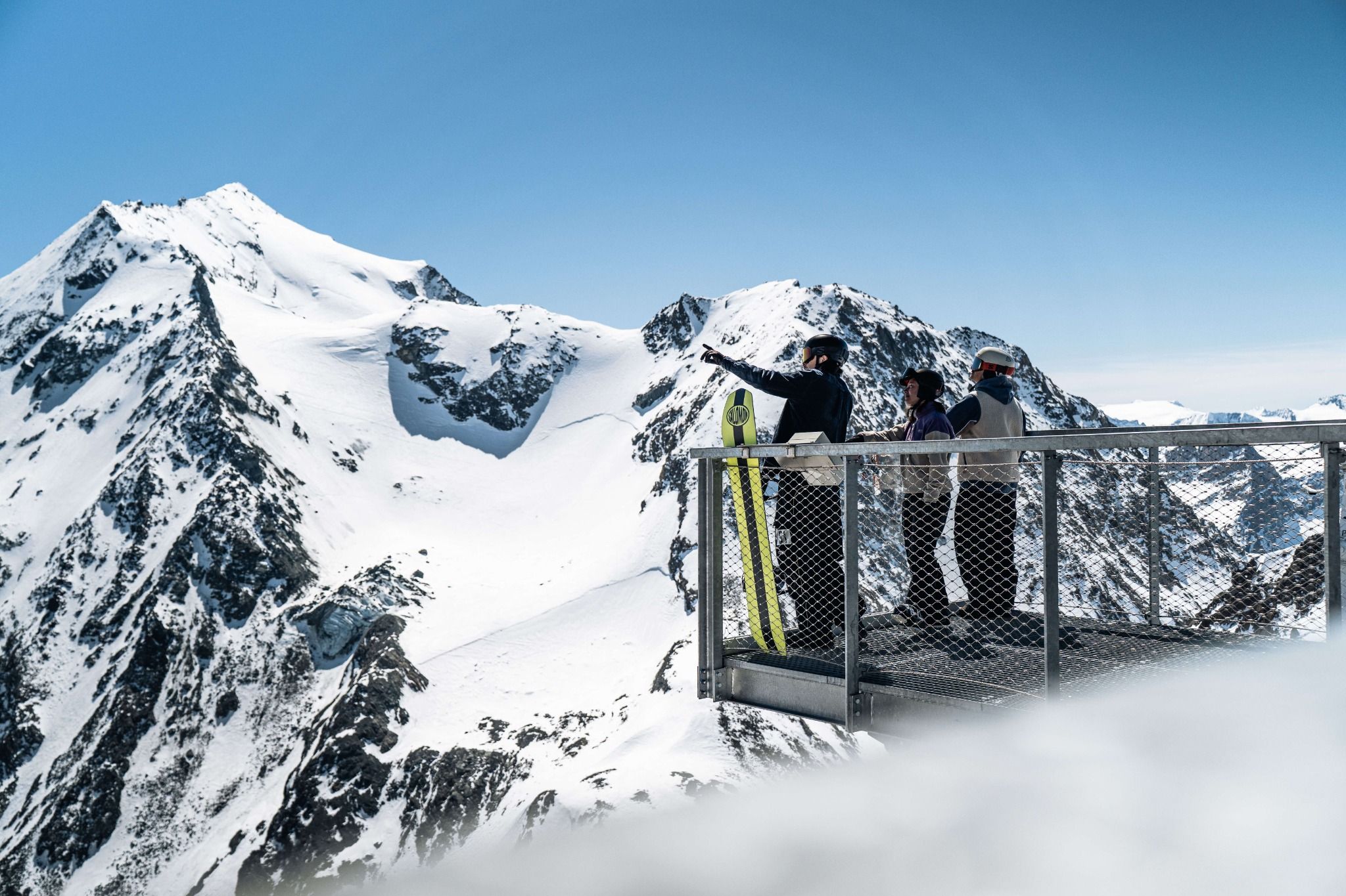 Terrasse panoramique enneigée avec vue sur les sommets aux Arcs