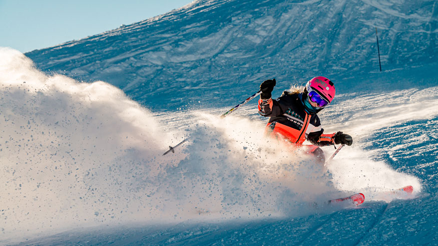 Skieur en pleine descente dans la poudreuse à Tignes