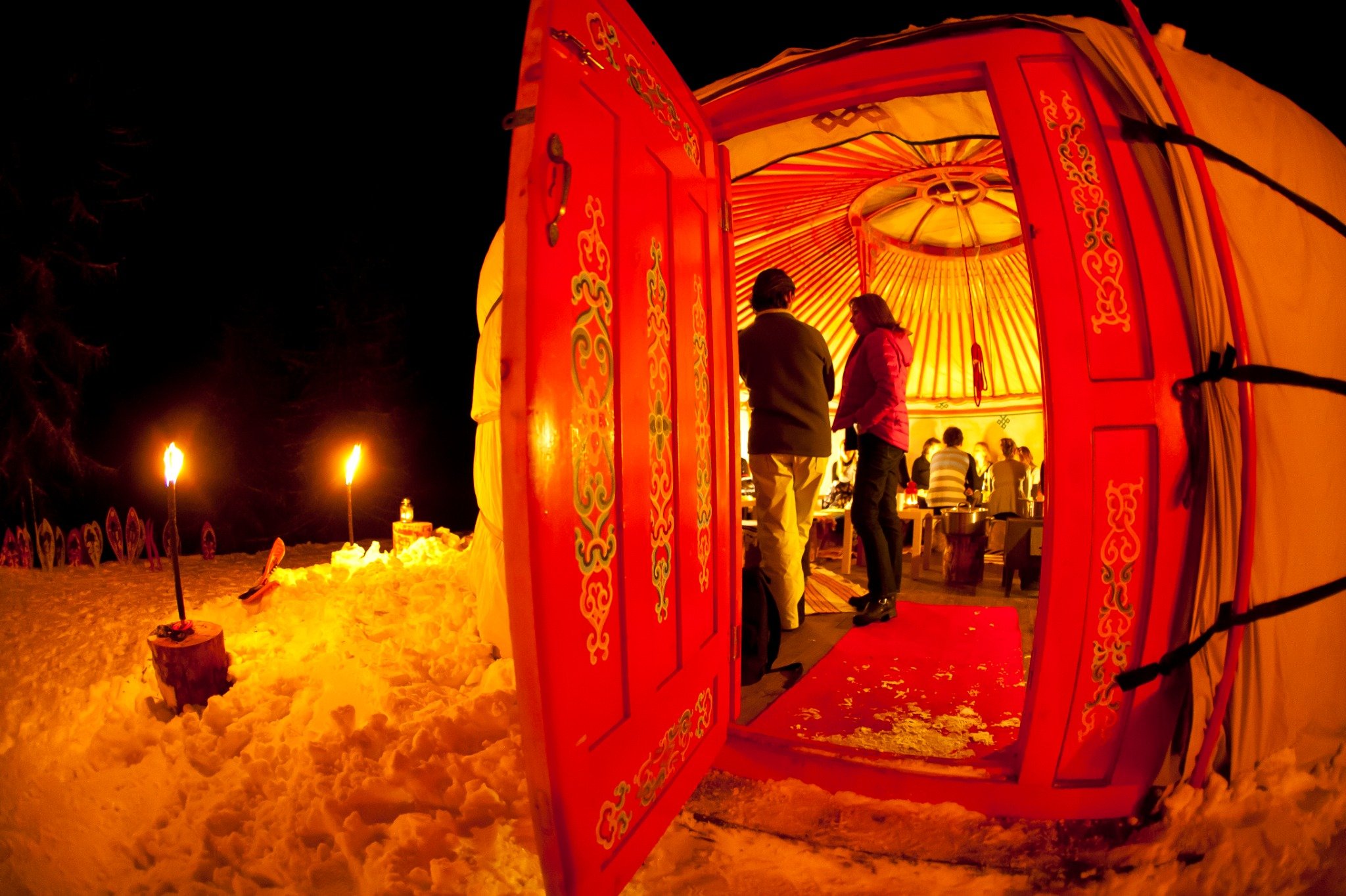 Structure lumineuse rouge pour soirée événementielle aux Arcs