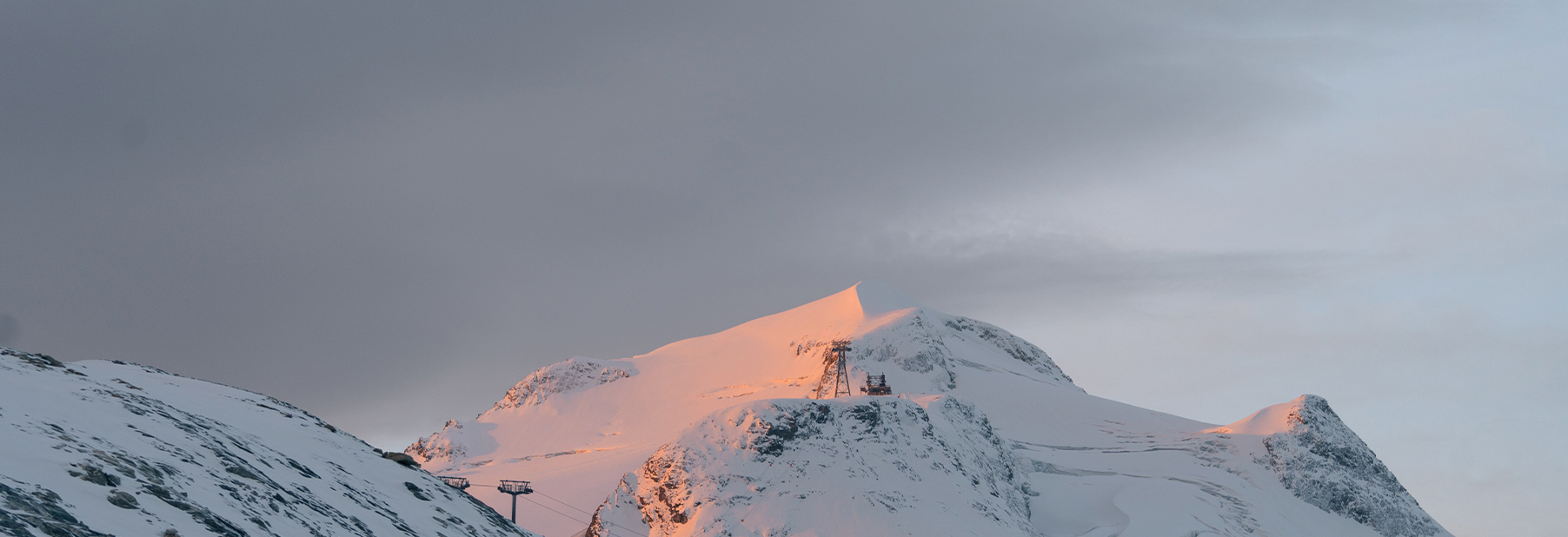 Sommet enneigé au lever du soleil à Tignes