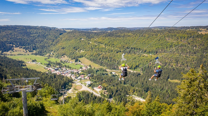 Grand frisson avec la tyrolienne du Pays de Gex et sa station Monts Jura