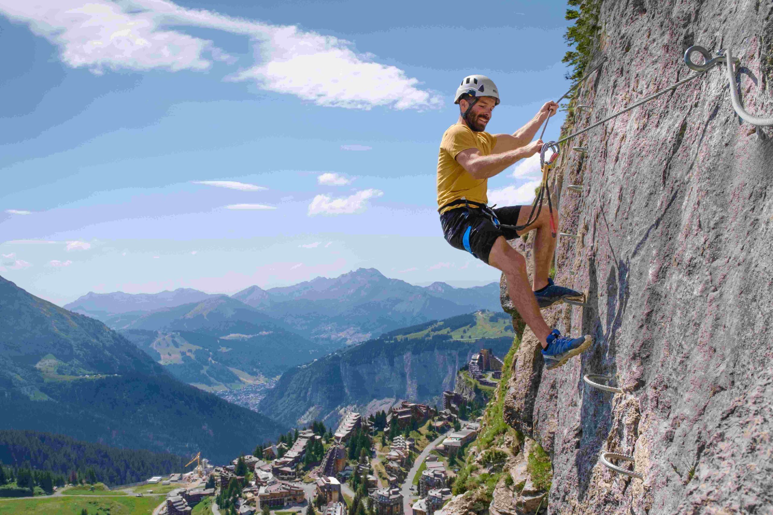 Pratiquant de via ferrata à Avoriaz face aux montagnes