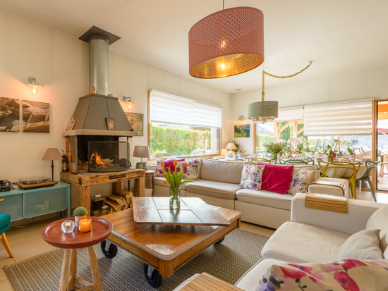 Salon chaleureux avec cheminée dans une villa LLA Selections