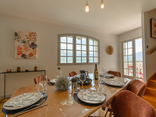Salle à manger avec vue dégagée sur les montagnes