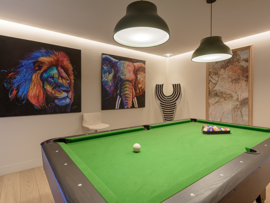 Salle de jeux avec billard et œuvres murales – Villa Paradise, LLA Selections