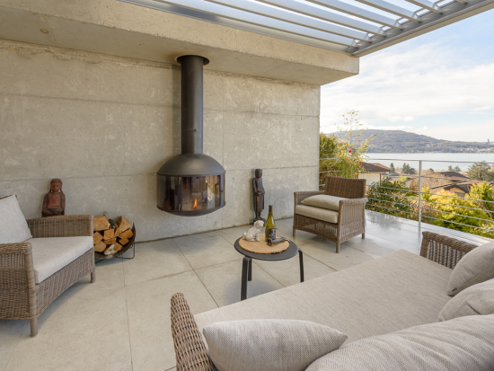 Terrasse avec cheminée extérieure et vue sur le lac – Villa Paradise, LLA Selections