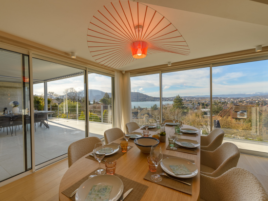 Salle à manger avec grandes baies vitrées et vue lac – Villa Paradise, LLA Selections