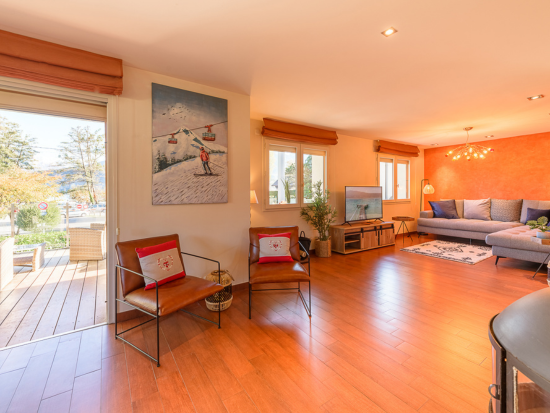Salon spacieux avec parquet bois et décoration vintage – Villa Pernette, LLA Selections