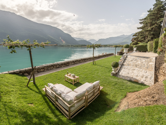 Jardin au bord du lac avec mobilier lounge – Villa des Pêcheurs, LLA Selections