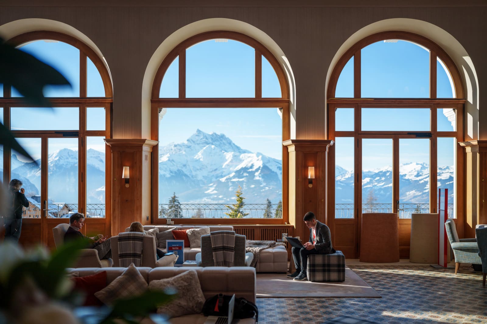 Salon cosy avec vue panoramique sur les montagnes