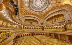 La salle principale de l’Opéra de Vichy, un lieu prestigieux alliant histoire et acoustique exceptionnelle