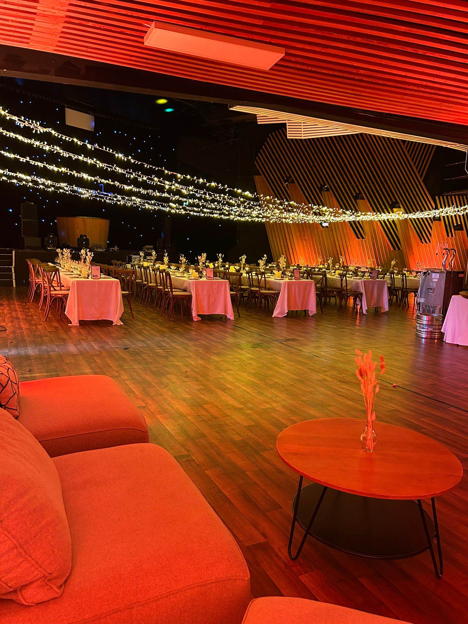 Salle de réception aménagée pour une soirée à Avoriaz