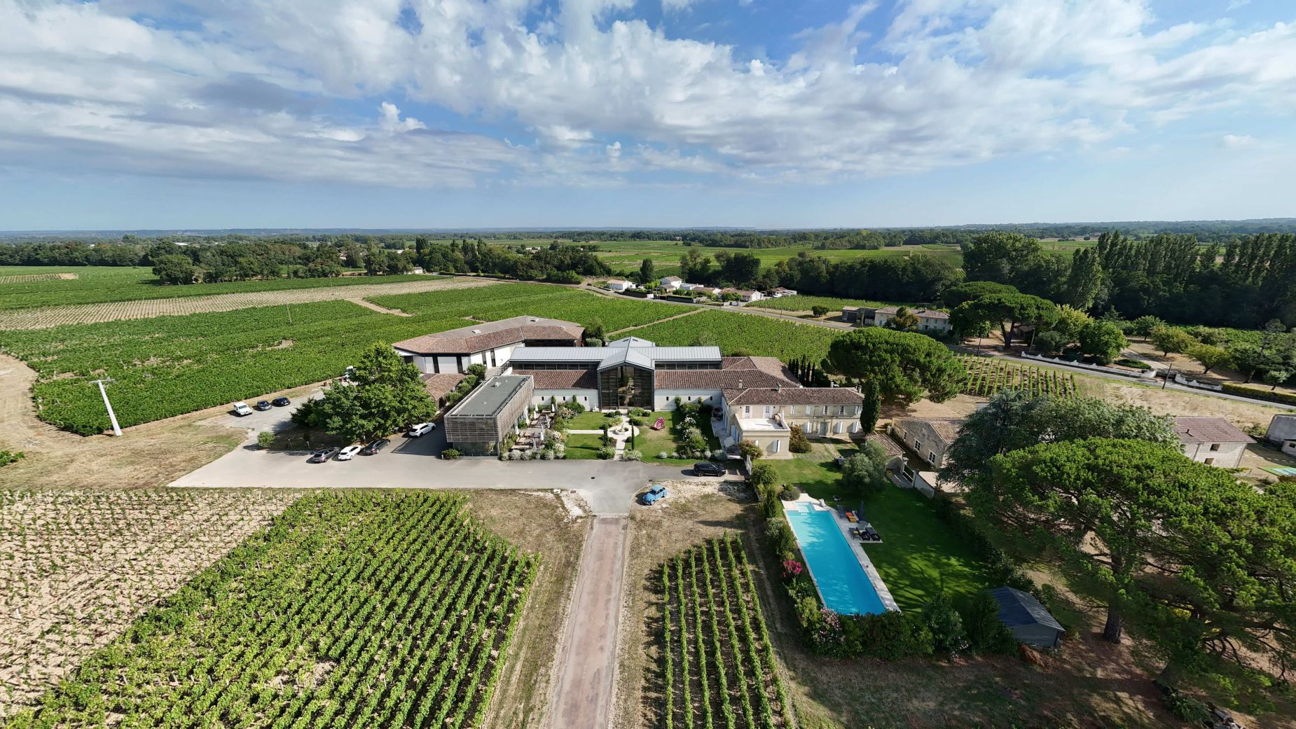 Vue aérienne du Château La Fleur de Bouard au cœur des vignes