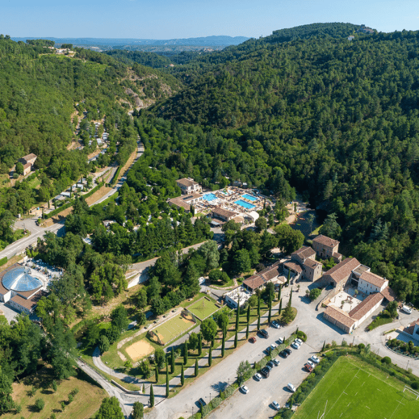 Vue panoramique du Domaine des Ranchisses entouré de collines verdoyantes