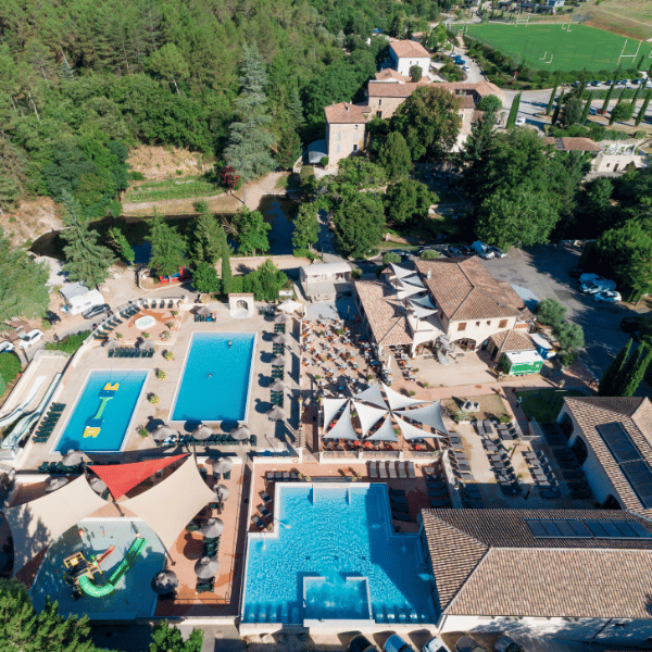 Vue aérienne du Domaine des Ranchisses avec piscines et espaces extérieurs