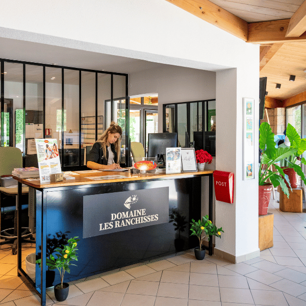 Réception moderne et lumineuse du Domaine des Ranchisses