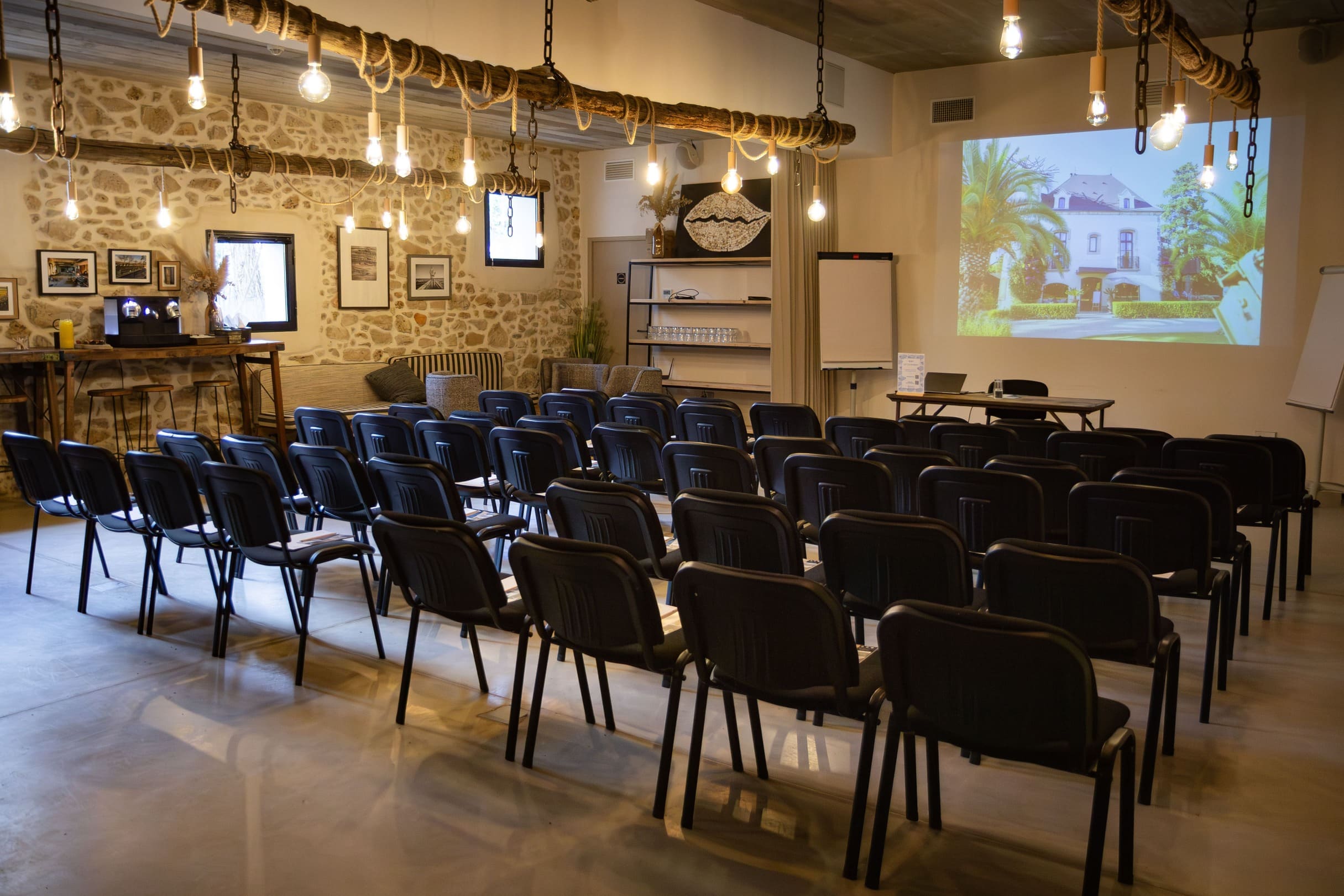 Salle de réunion du Domaine Tarbouriech aménagée pour un séminaire d’entreprise