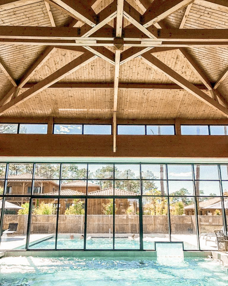 Architecture boisée et piscine intérieure lumineuse du Domaine du Ferret