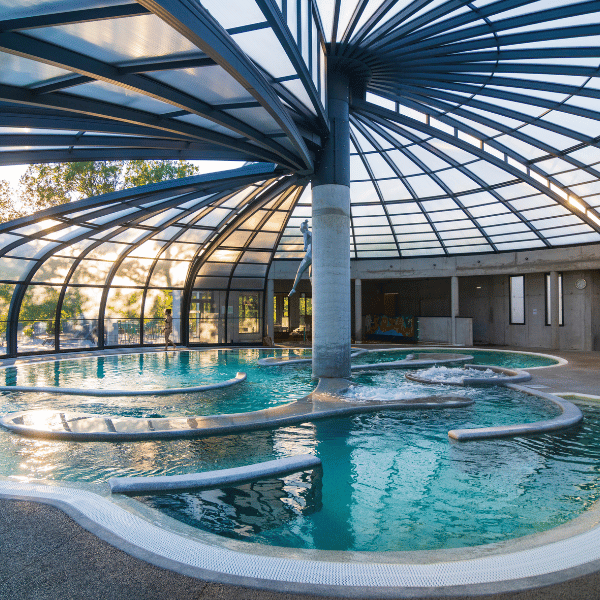Espace spa avec piscine intérieure et verrière panoramique
