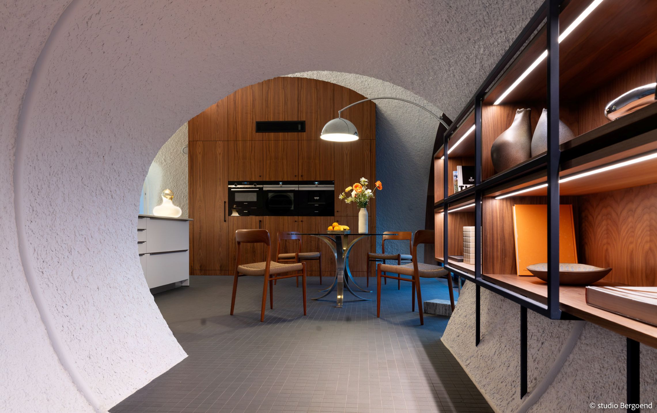 Cuisine équipée et espace de vie contemporain dans une Villa Bulle à Annecy