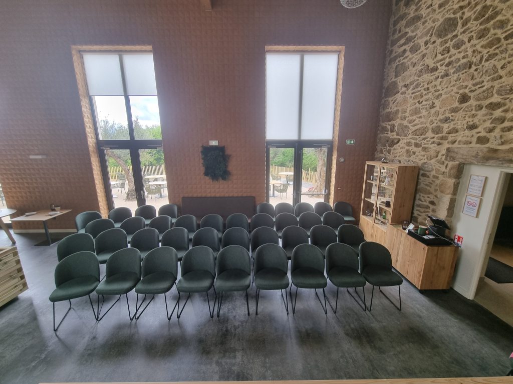 Salle de séminaire lumineuse avec vue dégagée au Château de Villars