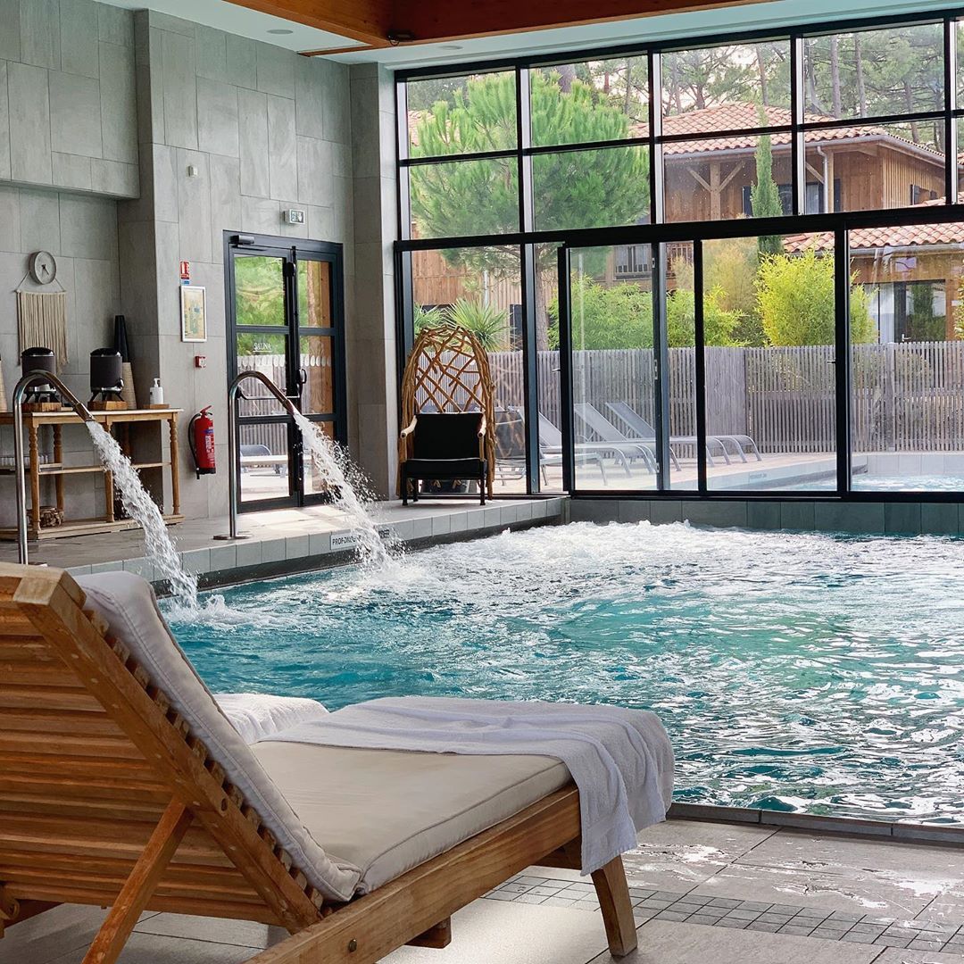 Espace spa avec piscine intérieure au Domaine du Ferret