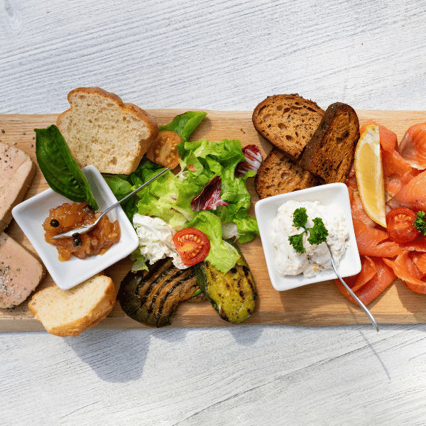 Assiette de plats locaux et produits frais au restaurant du Domaine