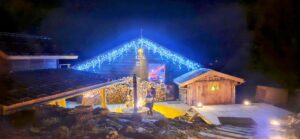 Façade du chalet décorée et mise en lumière pour un événement en montagne.