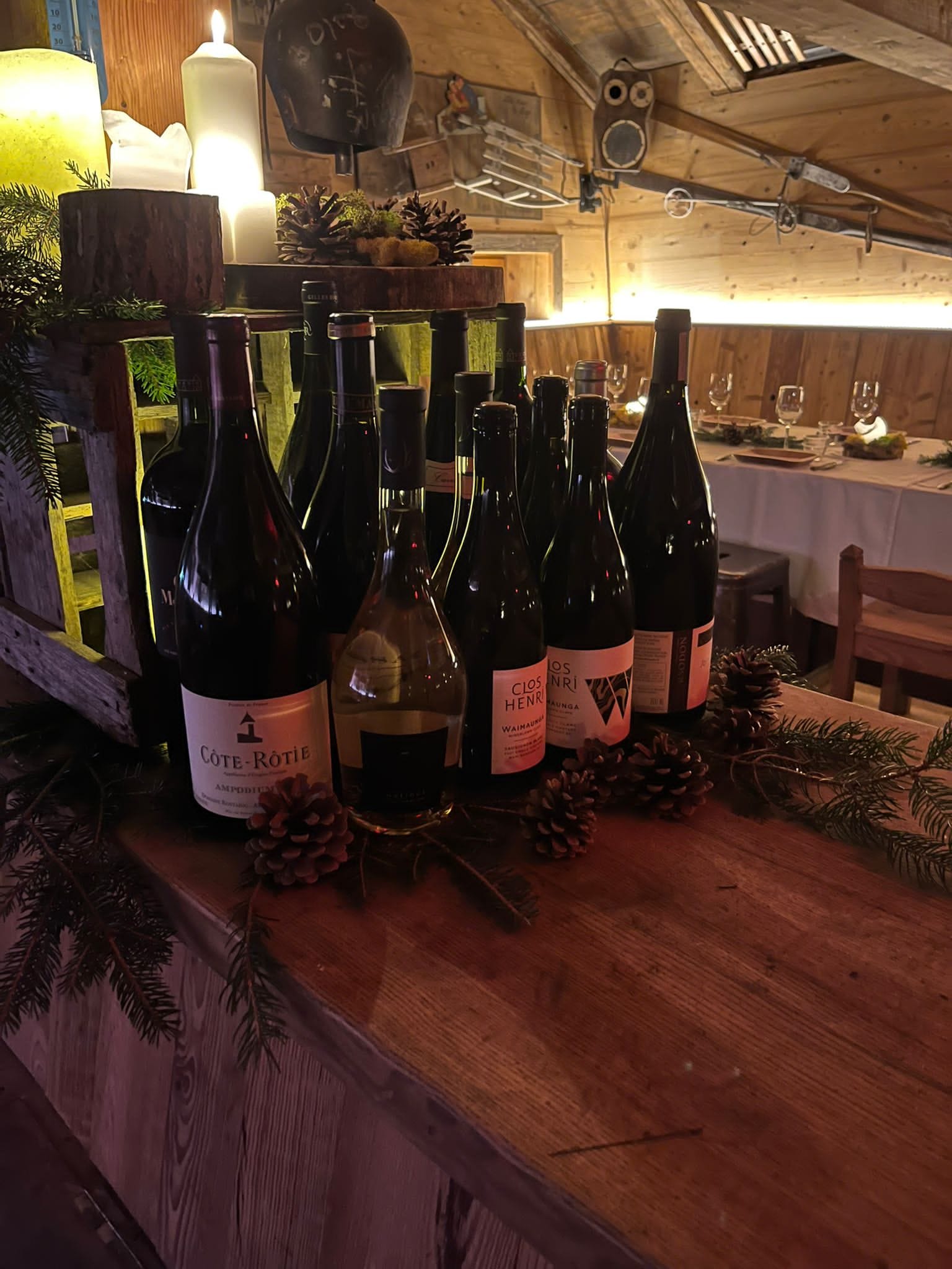 Bouteilles de vins proposées lors d’un événement au chalet.