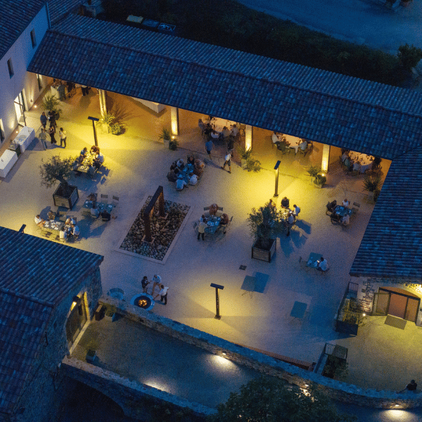 Terrasse du restaurant éclairée de nuit avec ambiance conviviale