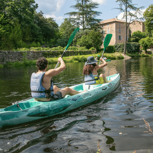 Participants en canoë sur la rivière près du Domaine des Ranchisses