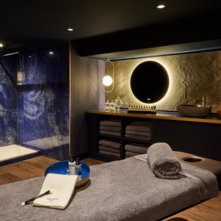 Salle de massage luxueuse au Château de Montvillargenne