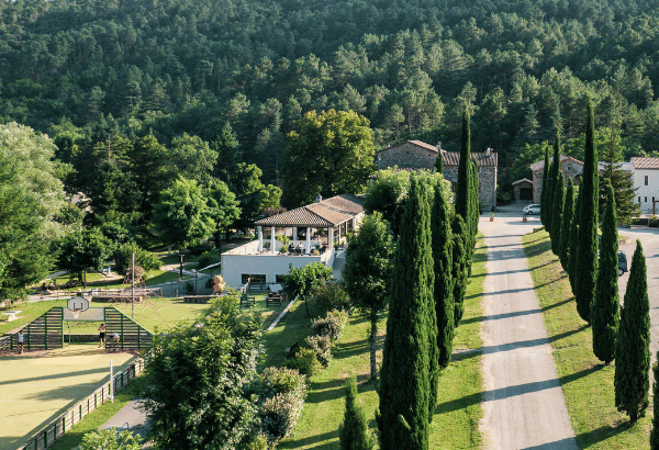 Salle de réunion équipée avec chaises et vidéoprojecteur