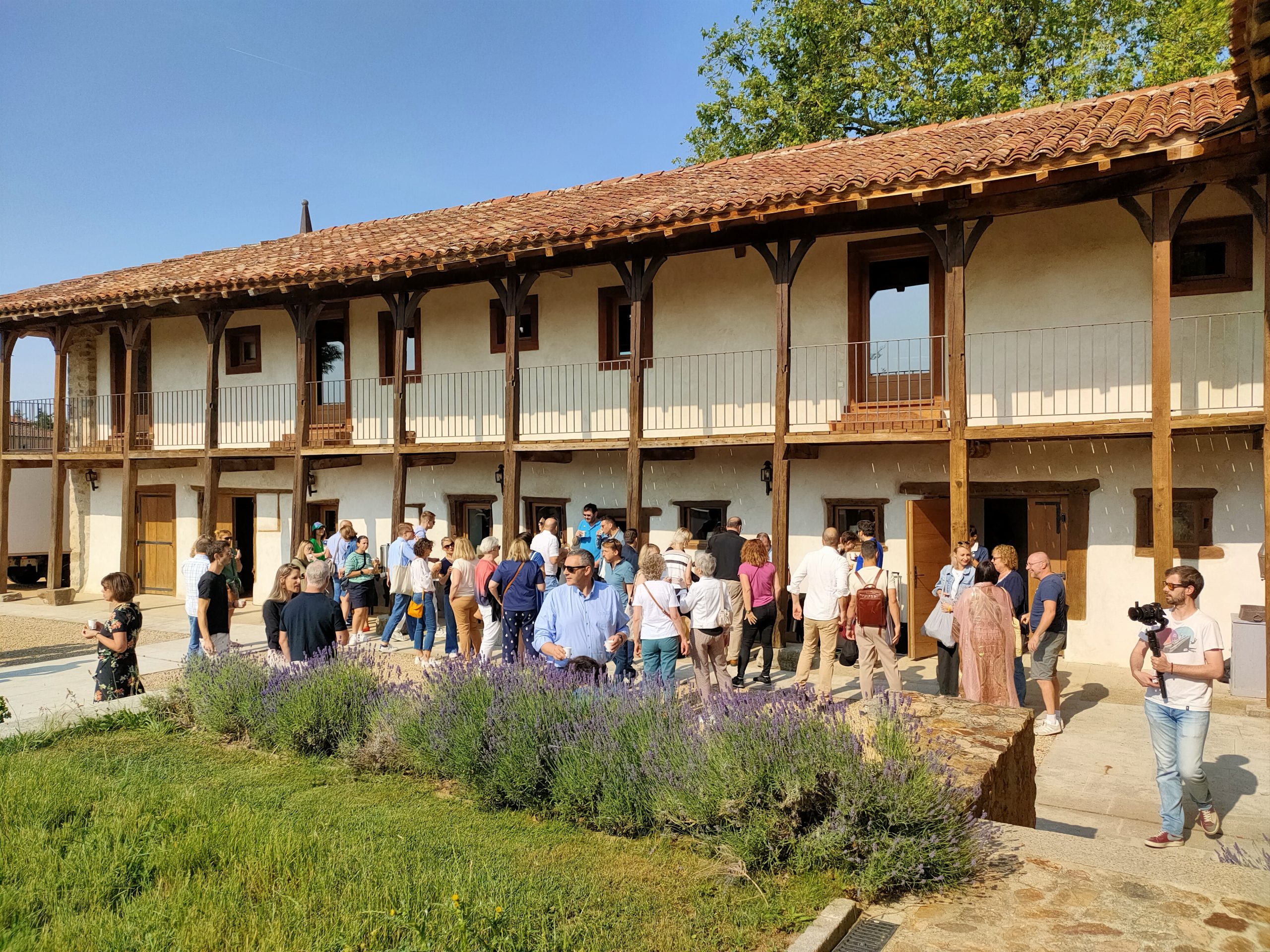 Domaine de Saint Marcel de Félines accueil cour extérieure