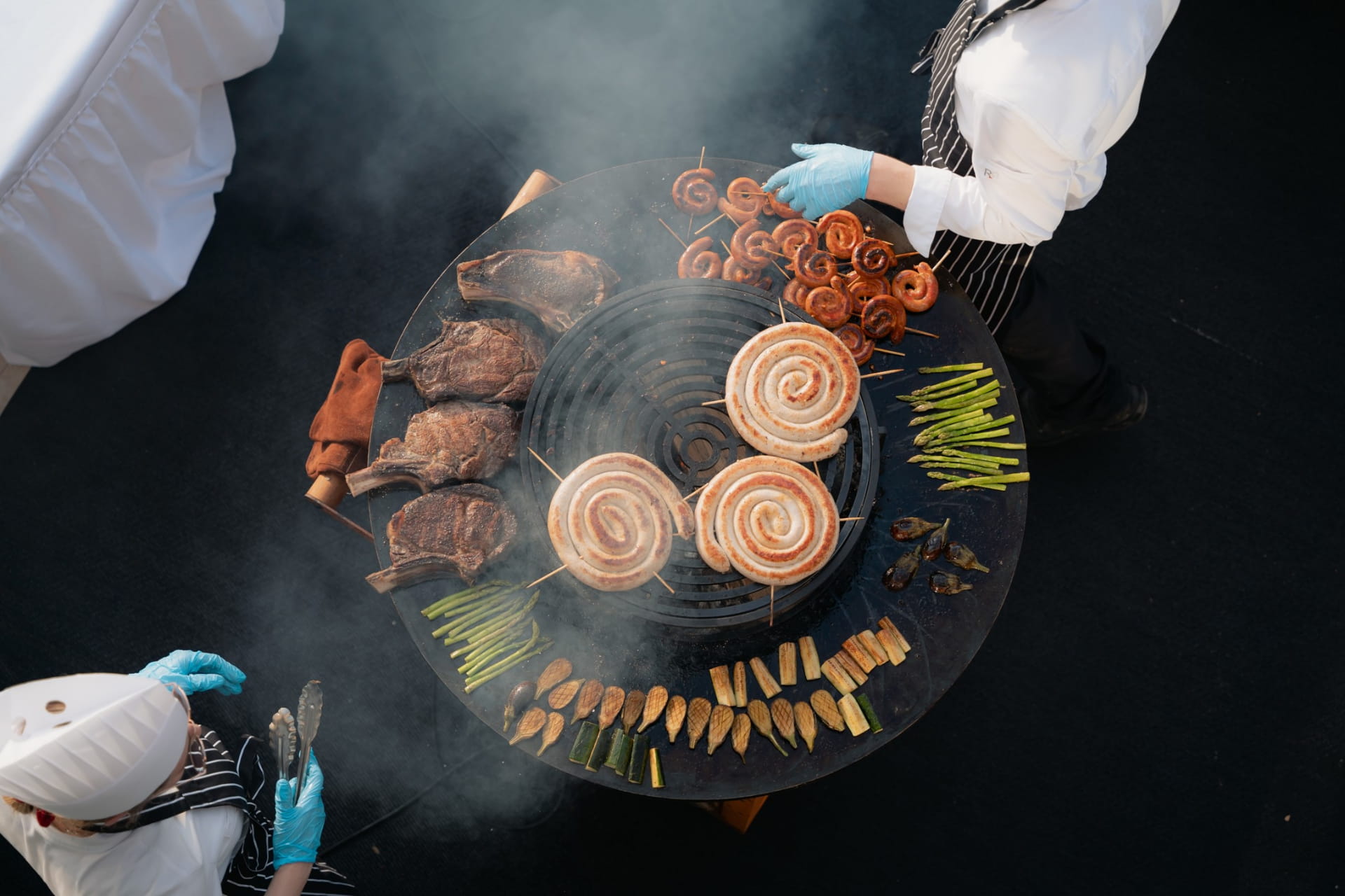 Préparation de grillades au barbecue.