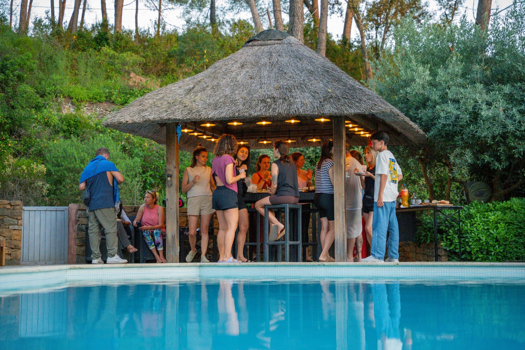 Groupe réuni près de la piscine de la Maison du Castellet